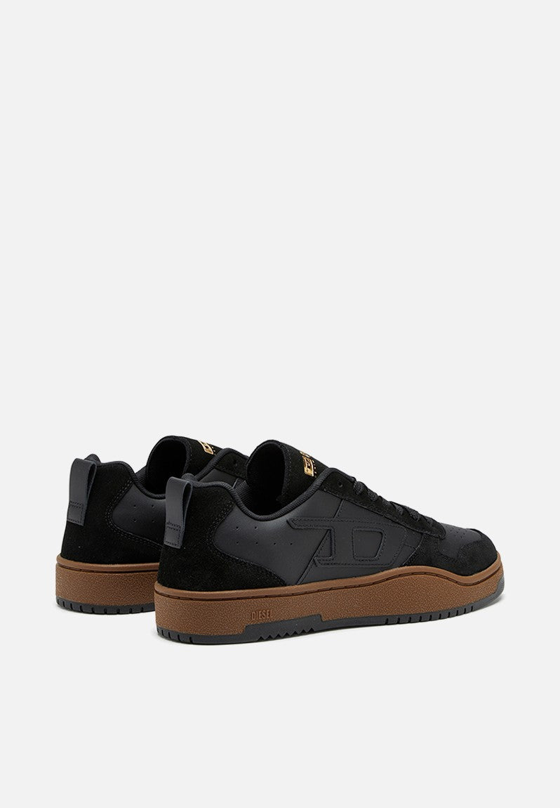 Diesel S-Ukiyo V2 Low sneakers in black featuring a gum sole and the signature appliquéd "D" emblem.