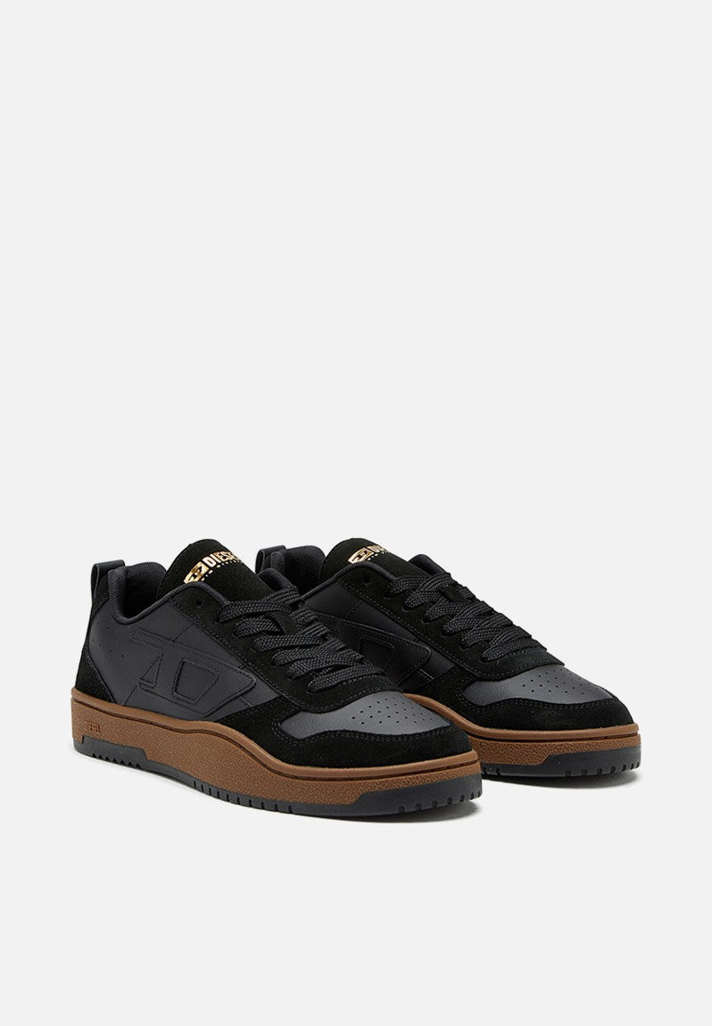 Diesel S-Ukiyo V2 Low sneakers in black featuring a gum sole and the signature appliquéd "D" emblem.