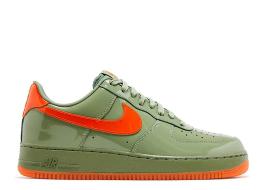 These Nike Air Force 1 '07 Premium sneakers feature a distinctive patent leather upper in Oil Green with contrasting Safety Orange Swooshes and outsoles.Model: Nike Air Force 1 '07 Premium "Oil