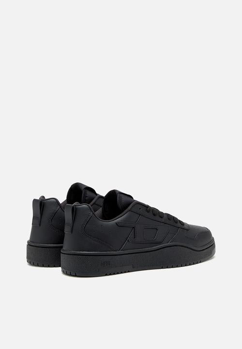 Diesel S-Ukiyo V2 Low sneakers in all black, featuring a side logo appliqué.