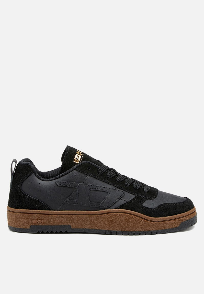 Diesel S-Ukiyo V2 Low sneakers in black featuring a gum sole and the signature appliquéd "D" emblem.