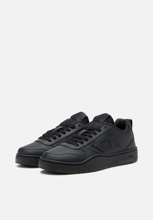 Diesel S-Ukiyo V2 Low sneakers in all black, featuring a side logo appliqué.