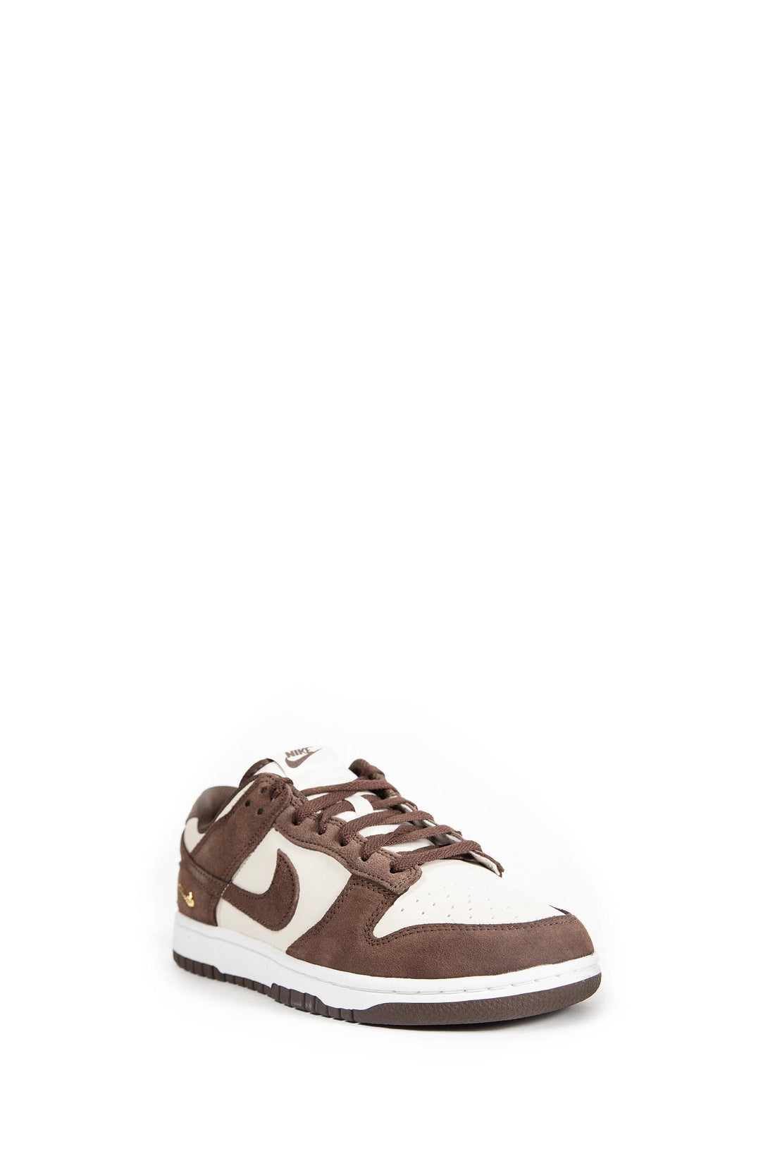 Nike Dunk Low suede-panelled sneakers in a brown and beige colorway featuring a signature swoosh logo