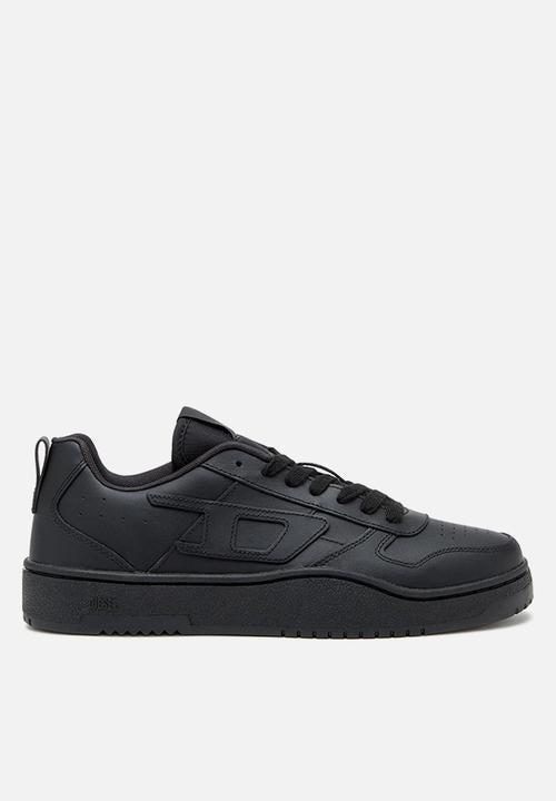 Diesel S-Ukiyo V2 Low sneakers in all black, featuring a side logo appliqué.
