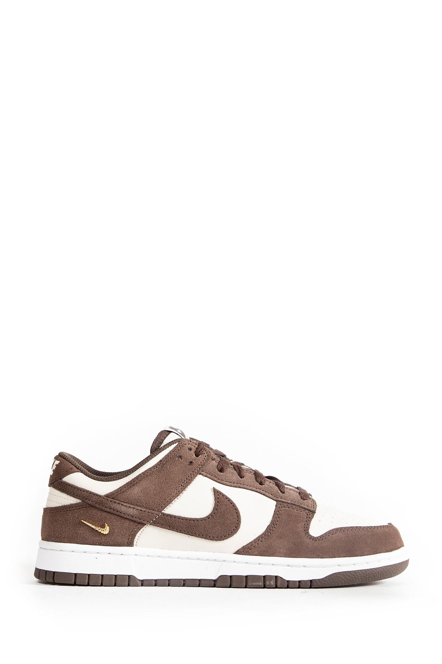 Nike Dunk Low suede-panelled sneakers in a brown and beige colorway featuring a signature swoosh logo