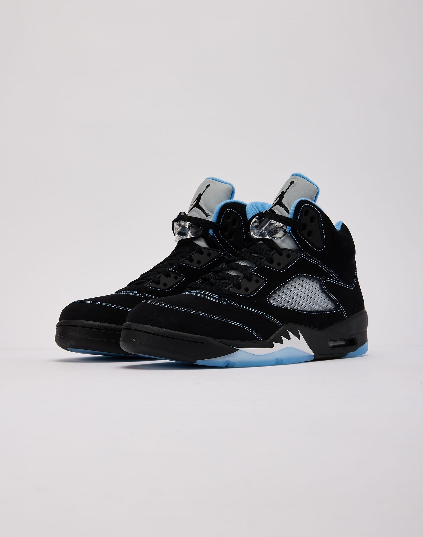 Air Jordan 5 Retro 'Black Carolina' sneakers, featuring a premium black nubuck upper with University Blue accents